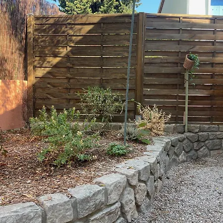 Апартаменти Rez De Jardin De